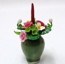 Vase med lys og blomster